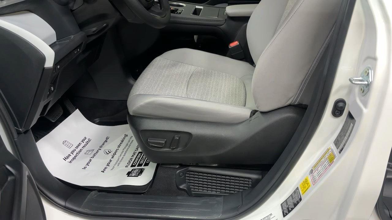 Used 2025 Toyota Sienna LE image 32