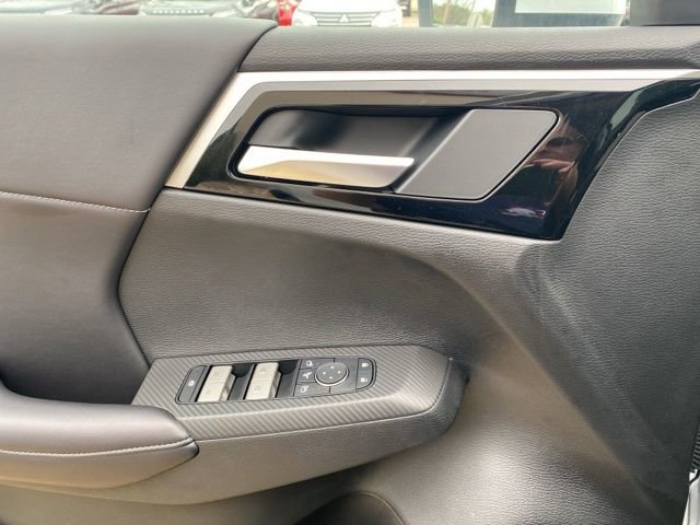 New 2025 Mitsubishi Outlander SE image 18