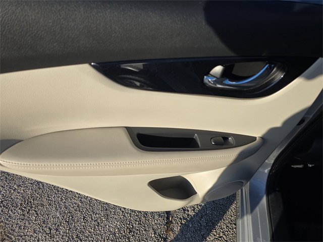 Used 2018 Nissan Rogue Sport SV w/ SV Technology Package image 11