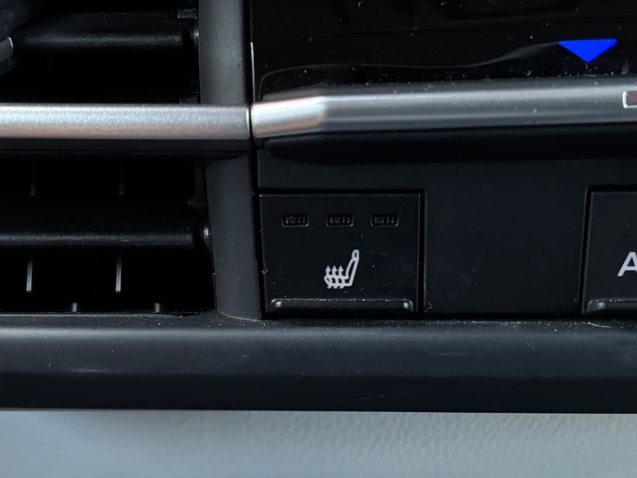 Used 2025 Toyota Sienna XLE FWD image 35