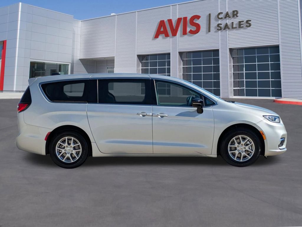 Used 2024 Chrysler Pacifica Touring-L image 5