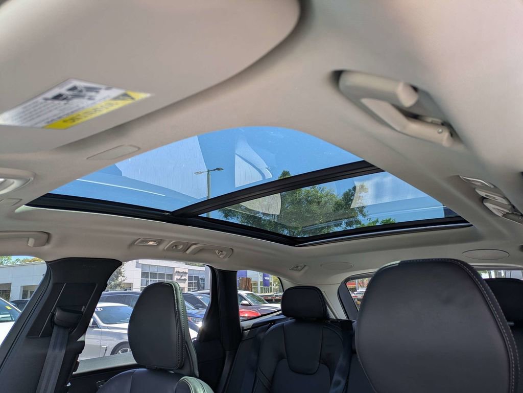 Certified 2023 Volvo XC60 B5 Ultimate w/ Protection Package Premier image 24