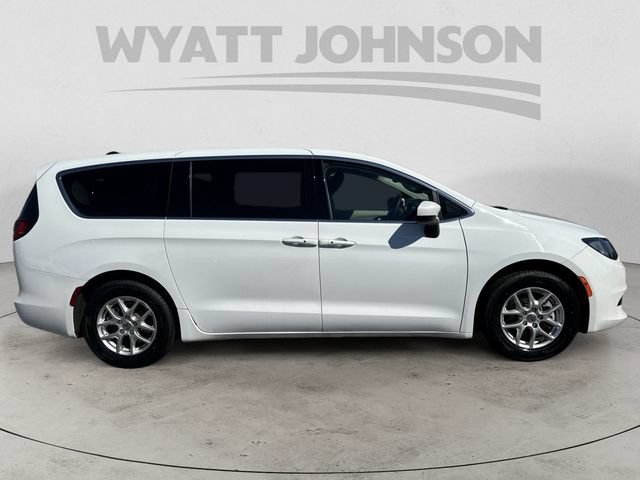 Used 2023 Chrysler Voyager LX FWD image 6