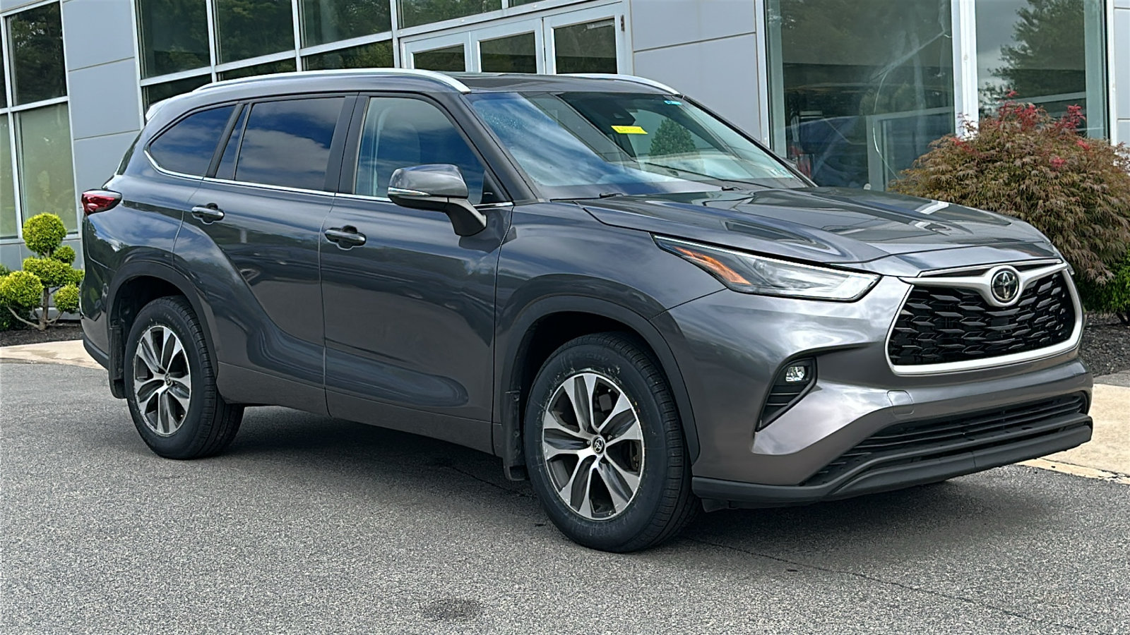 Used 2023 Toyota Highlander XLE FWD image 2