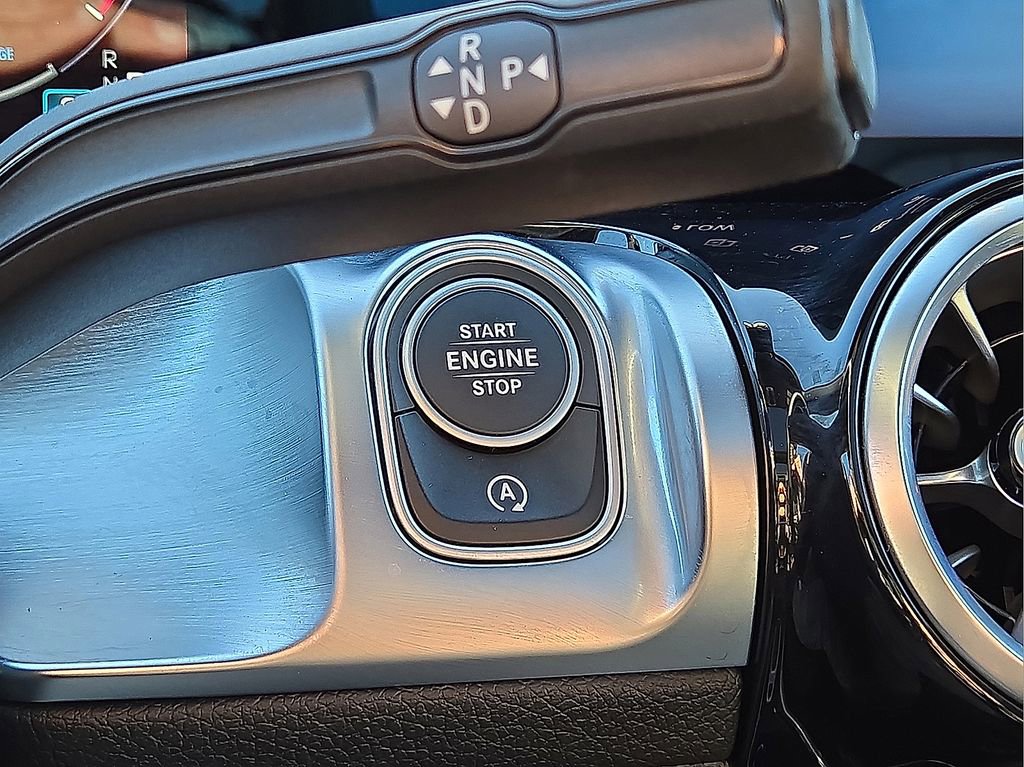 Used 2025 Mercedes-Benz GLB 250 image 31