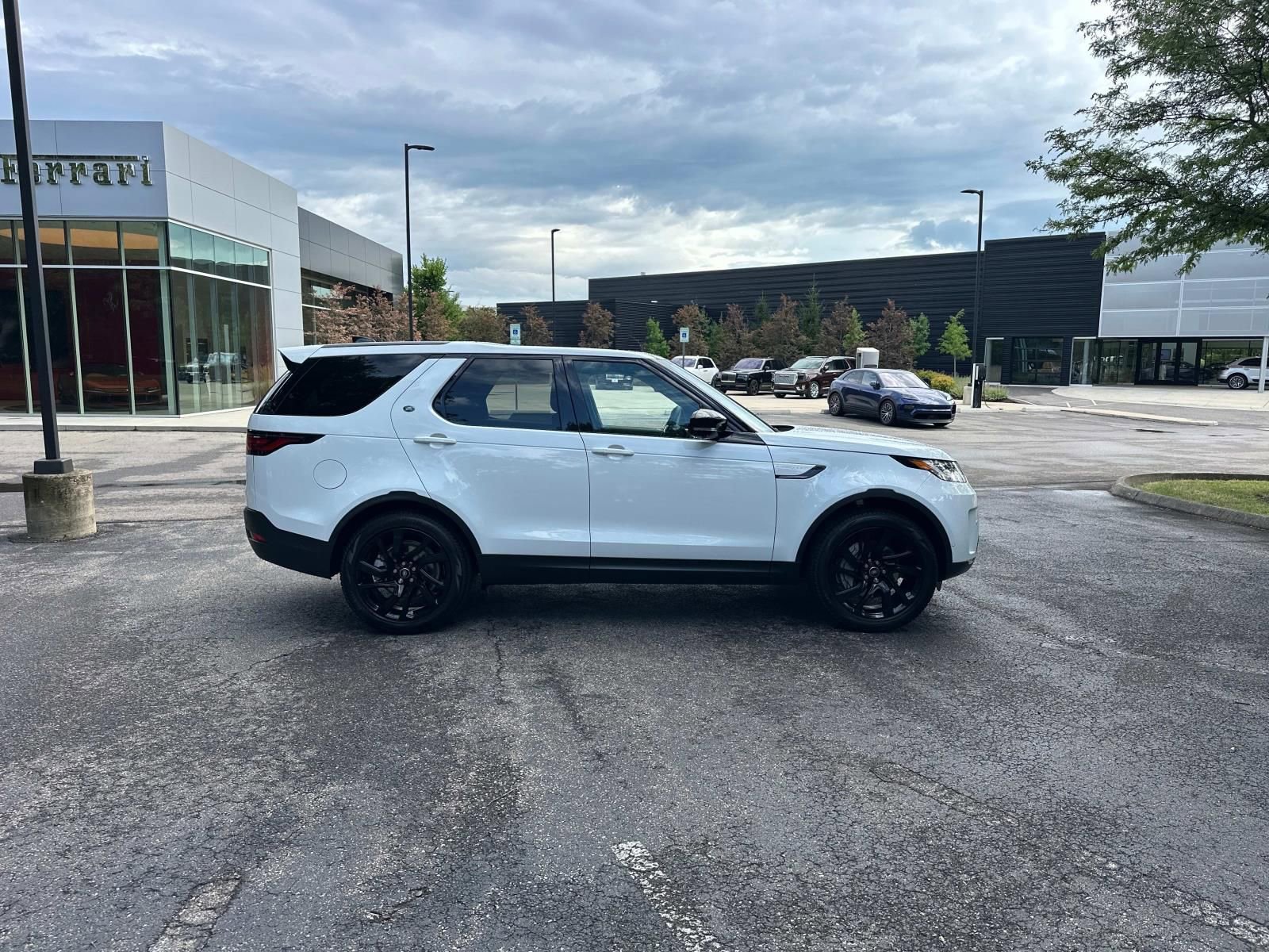 Used 2025 Land Rover Discovery S image 4