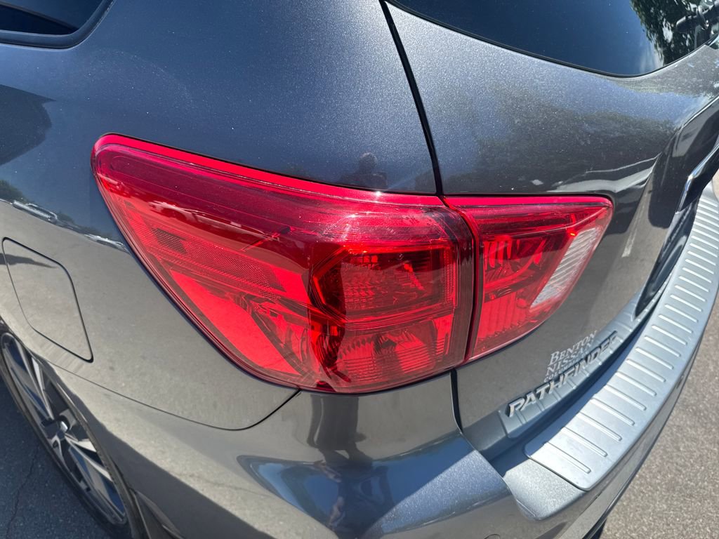Used 2019 Nissan Pathfinder Platinum AWD/4WD image 38