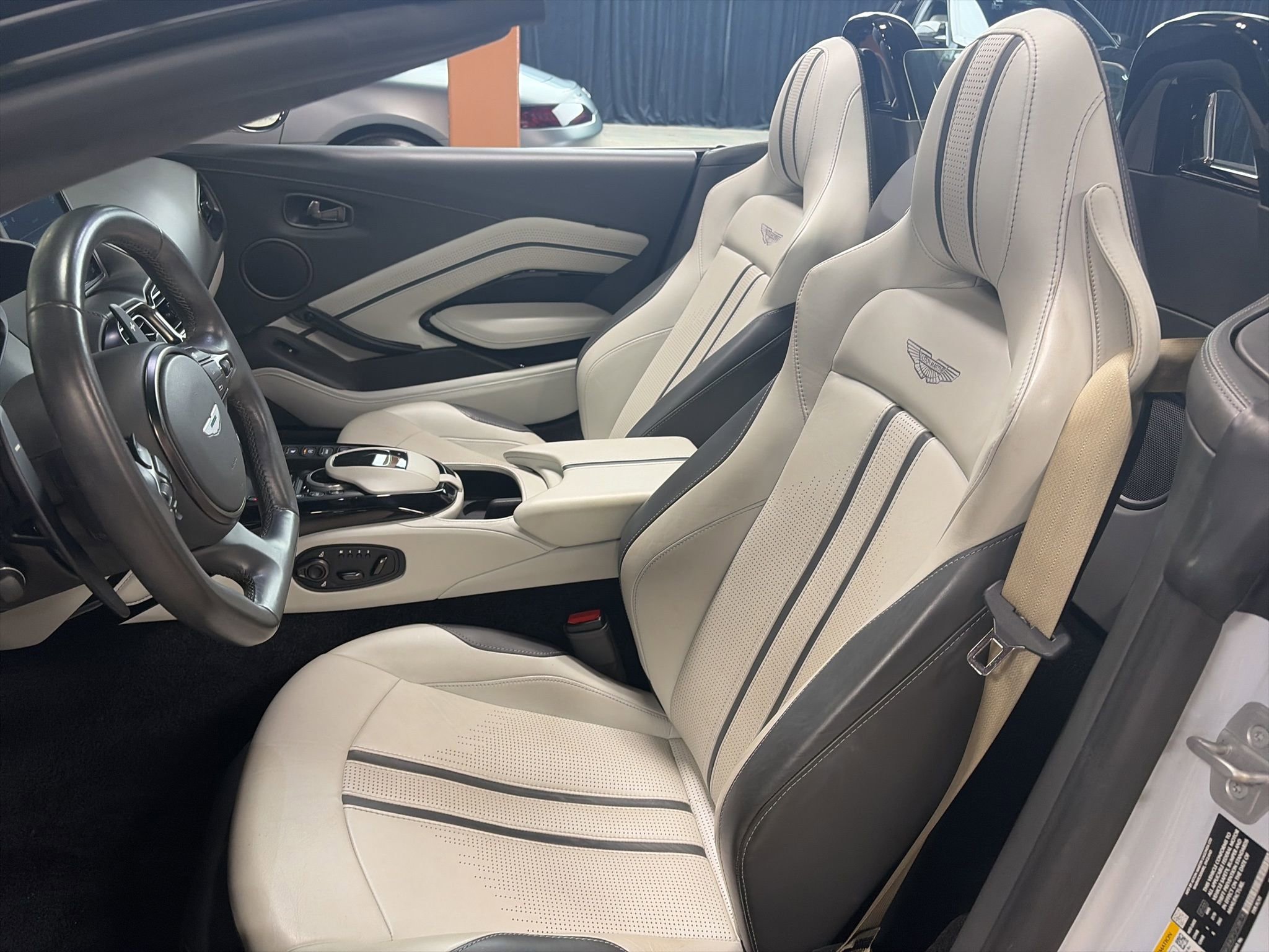 Used 2023 Aston Martin V8 Vantage Roadster RWD image 7