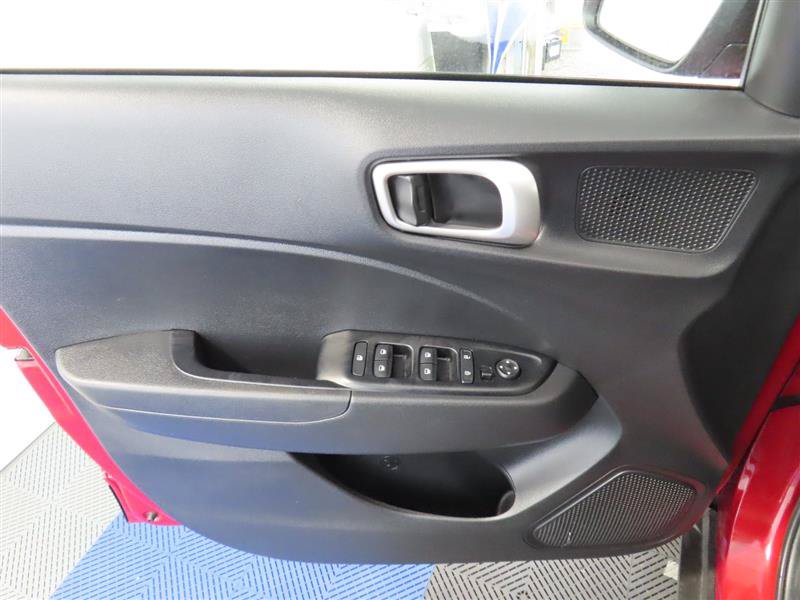 Used 2025 Hyundai Venue SEL FWD image 14