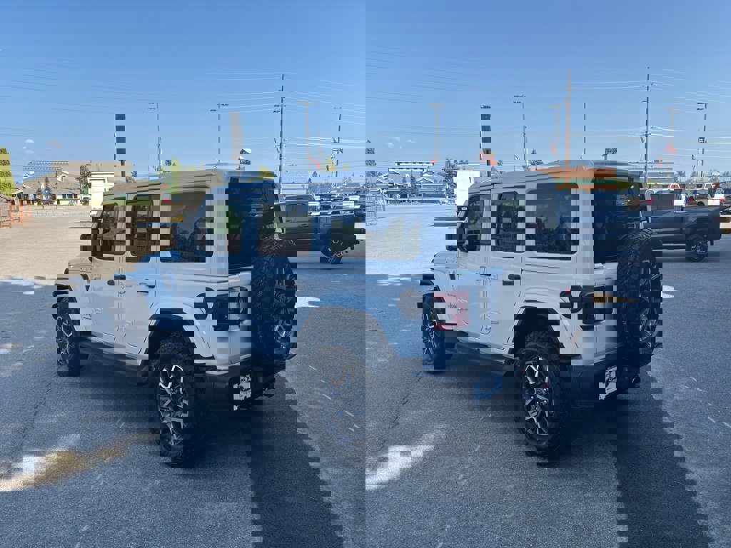 Used 2024 Jeep Wrangler Sahara image 6