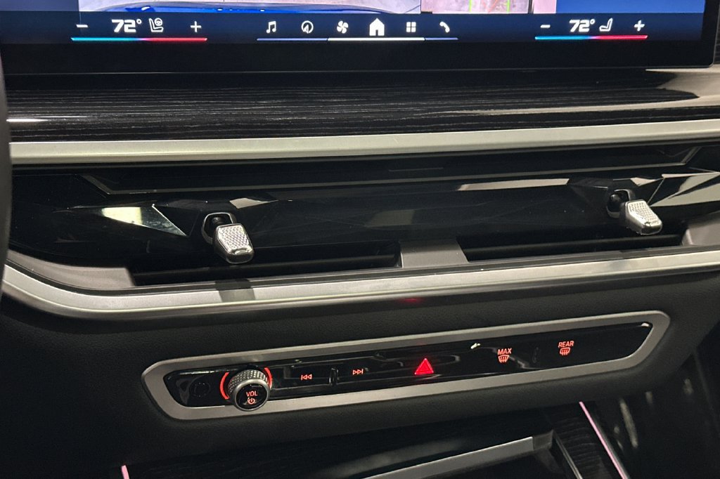 Certified 2025 BMW X7 M60i AWD/4WD image 25