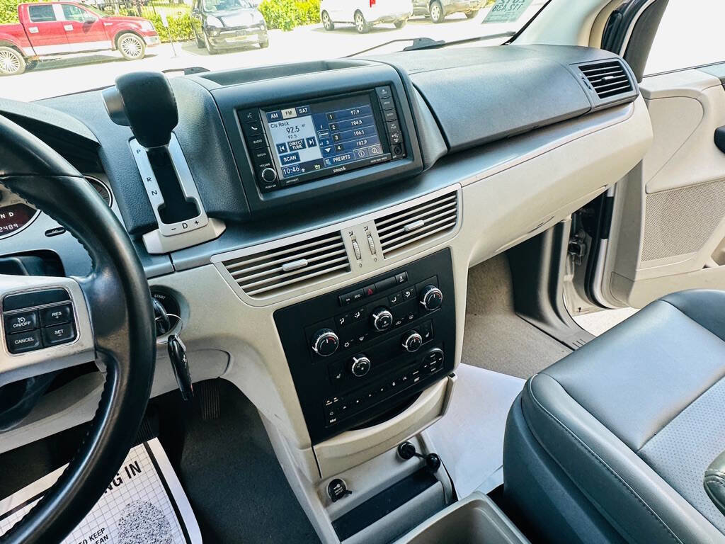 Used 2012 Volkswagen Routan SE image 13