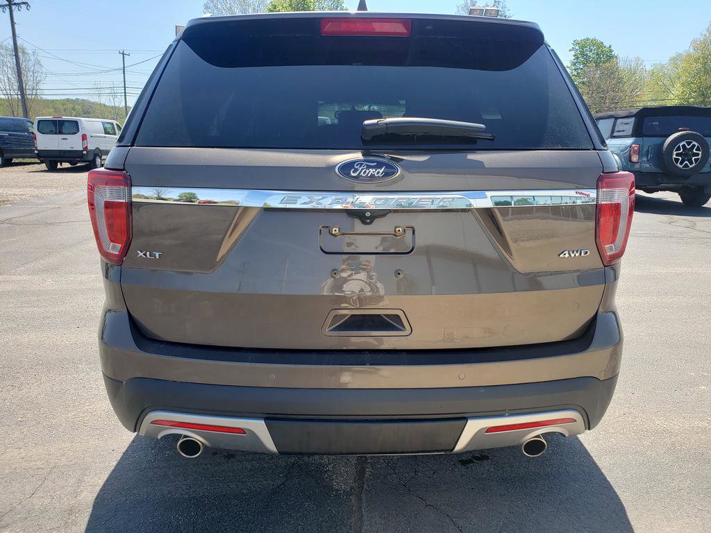 Used 2016 Ford Explorer XLT w/ Equipment Group 202A AWD/4WD image 4