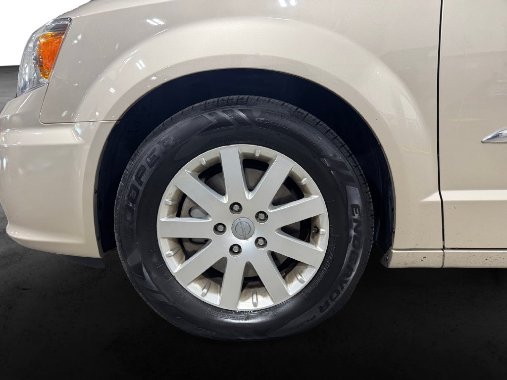 Used 2015 Chrysler Town & Country Touring w/ Driver Convenience Group FWD image 12