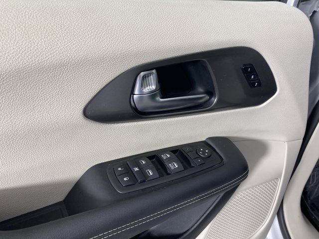 Used 2024 Chrysler Pacifica Touring-L AWD/4WD image 13