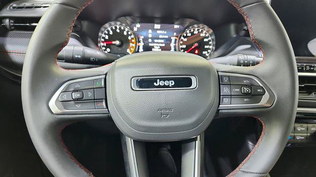 Used 2025 Jeep Compass Trailhawk AWD/4WD image 15