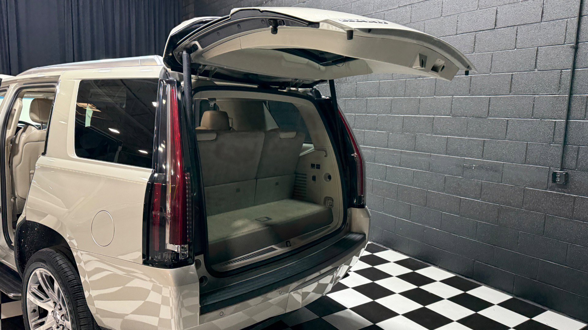 Used 2015 Cadillac Escalade Luxury image 4