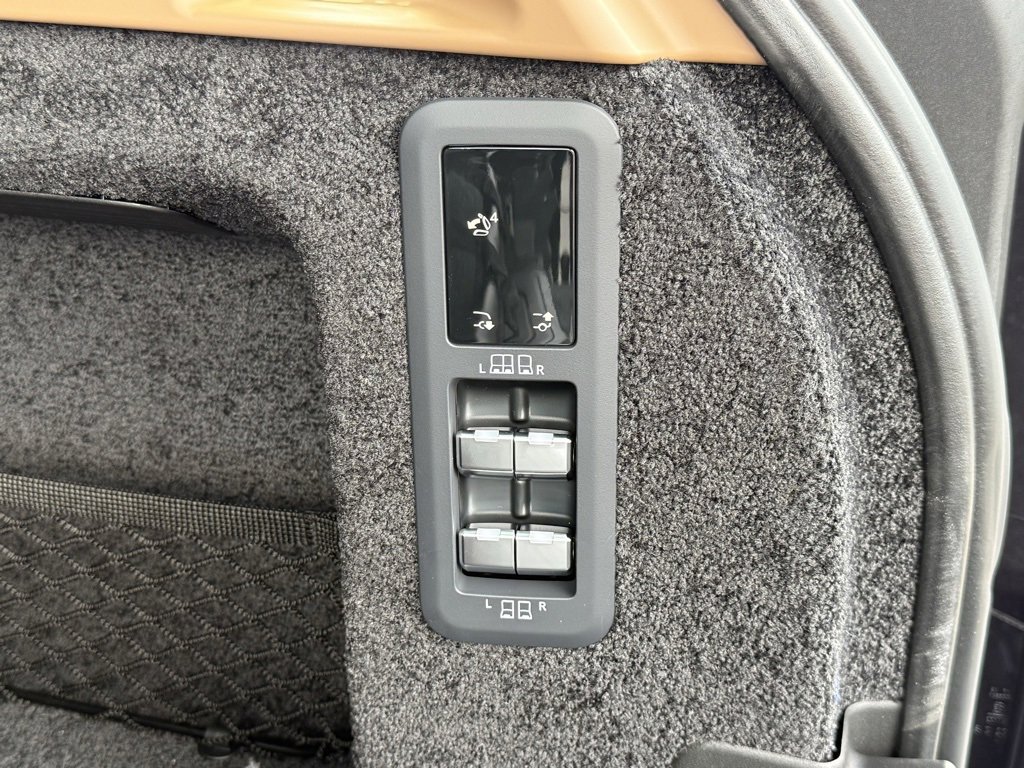 New 2025 Land Rover Range Rover Long Wheelbase SE image 37