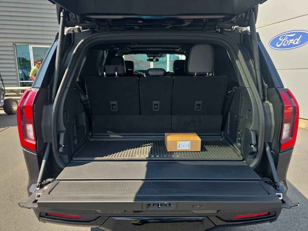 New 2027 Ford Expedition Platinum w/ Stealth Performance Package AWD/4WD image 8