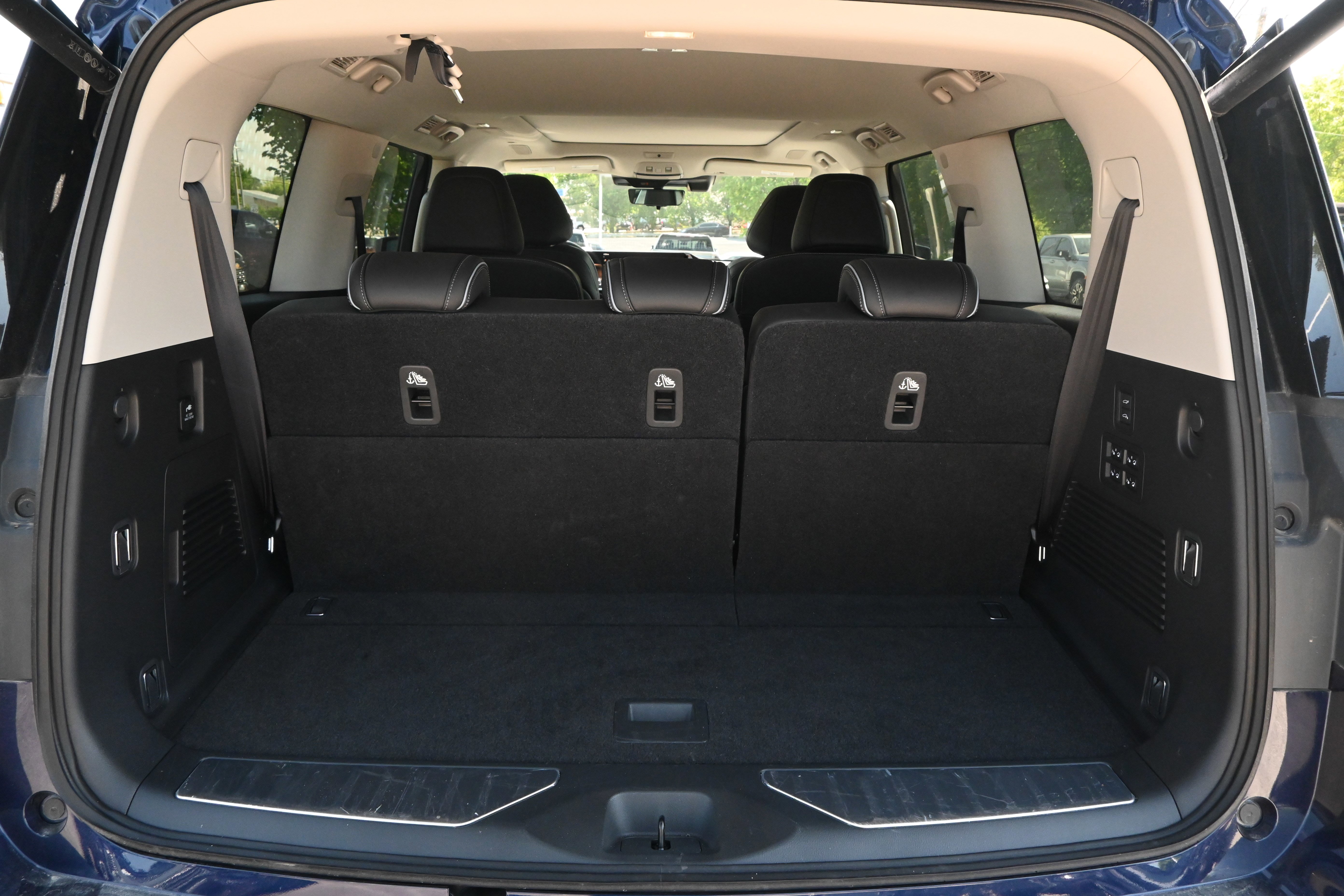 Used 2025 INFINITI QX80 Sensory AWD/4WD image 33