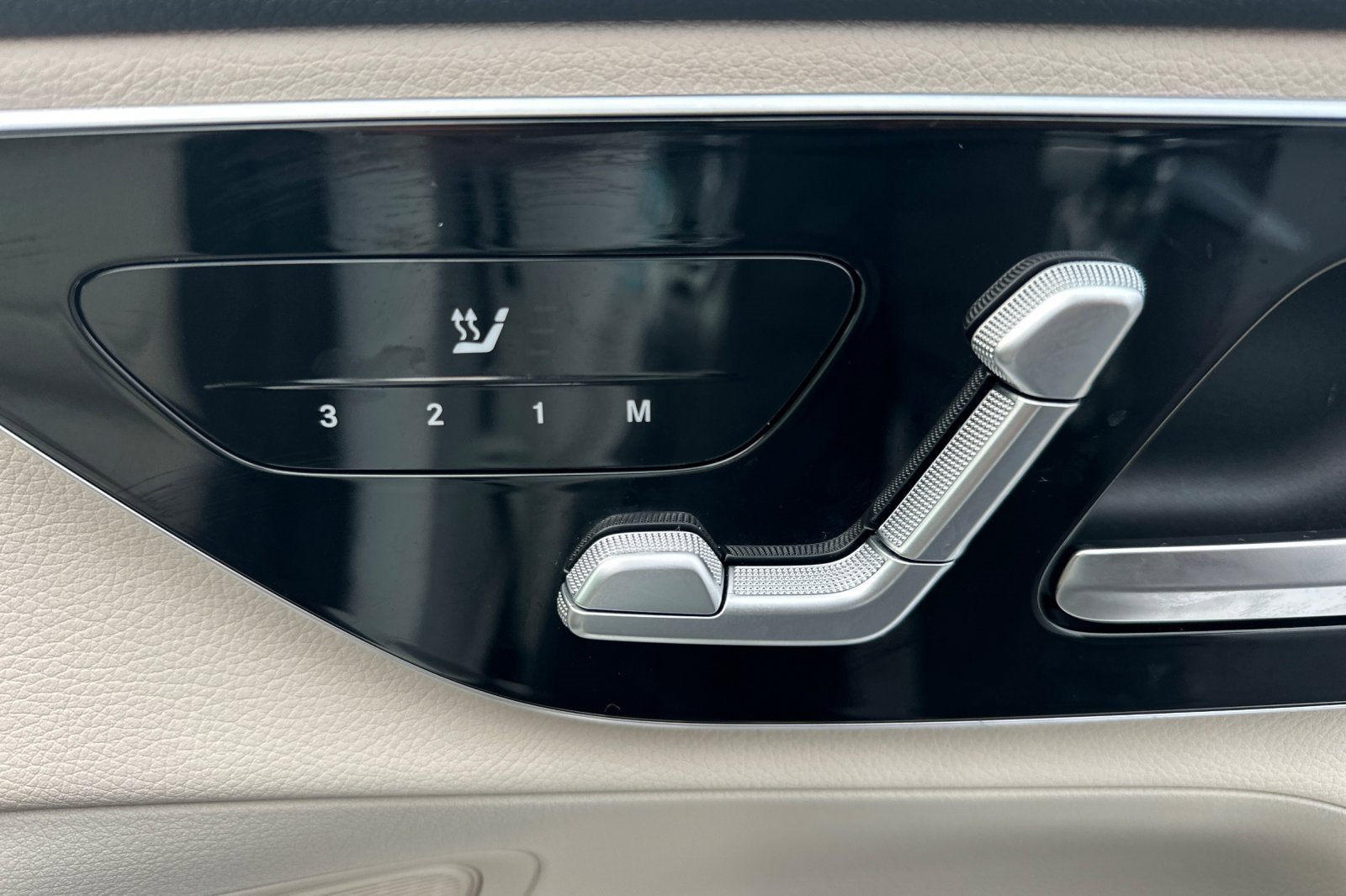 Used 2025 Mercedes-Benz GLC 300 4MATIC image 22