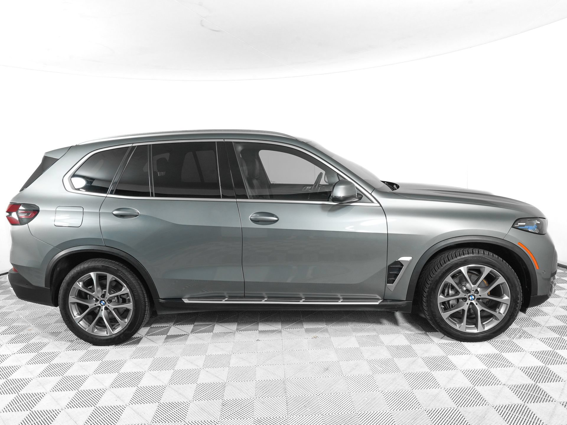 Used 2025 BMW X5 xDrive40i AWD/4WD image 3
