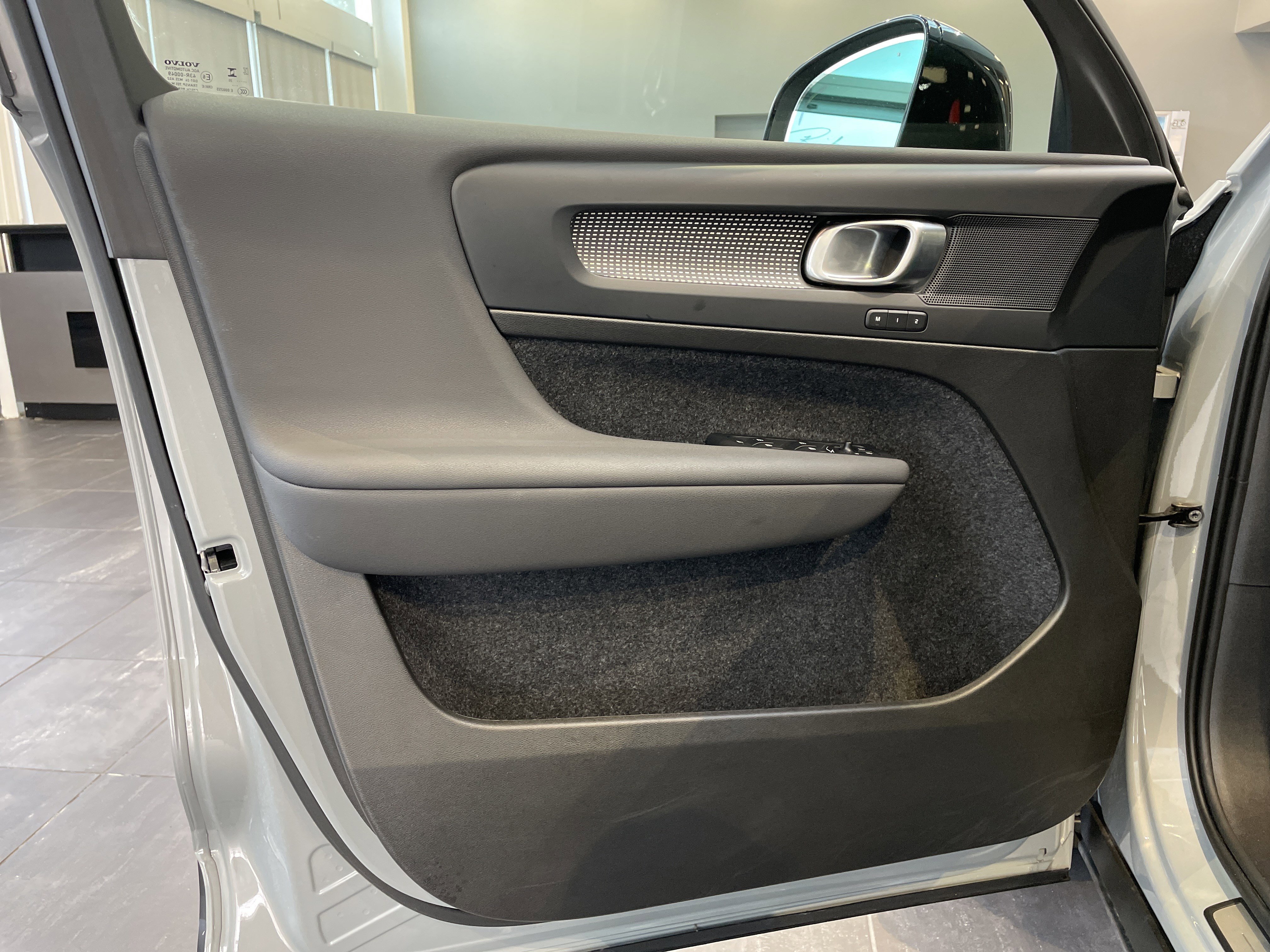 Used 2025 Volvo XC40 B5 Plus image 14