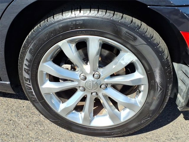 Certified 2019 Chrysler 300 Limited image 9