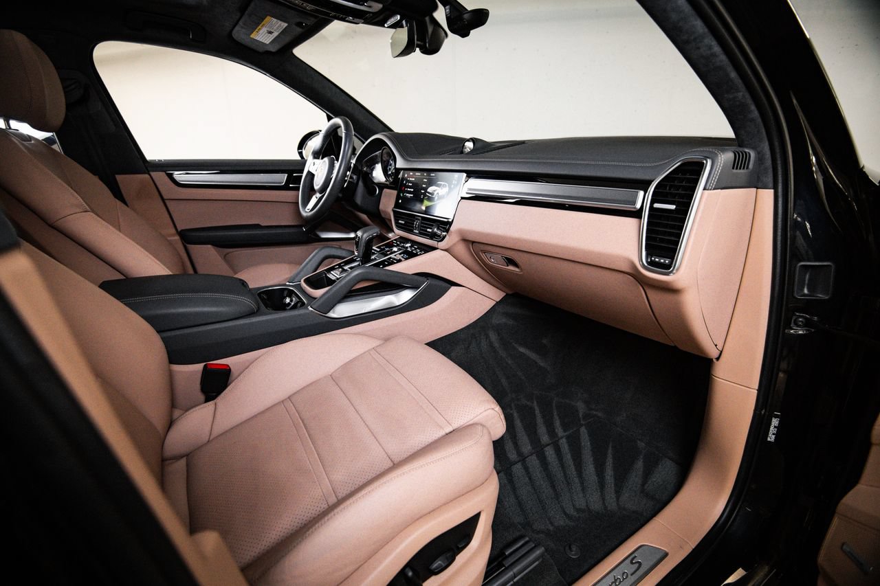 Certified 2022 Porsche Cayenne Turbo S AWD/4WD image 28