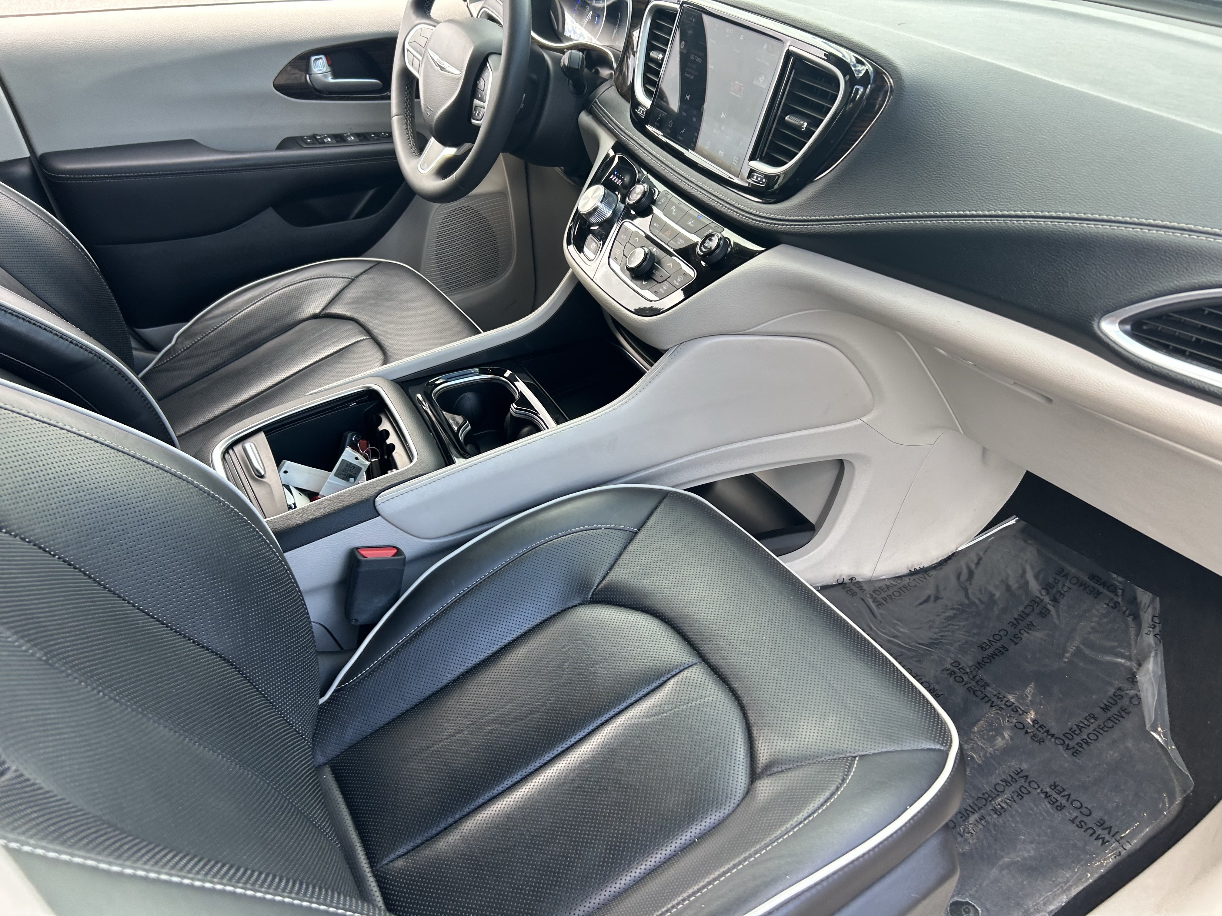Used 2024 Chrysler Pacifica Limited FWD image 13