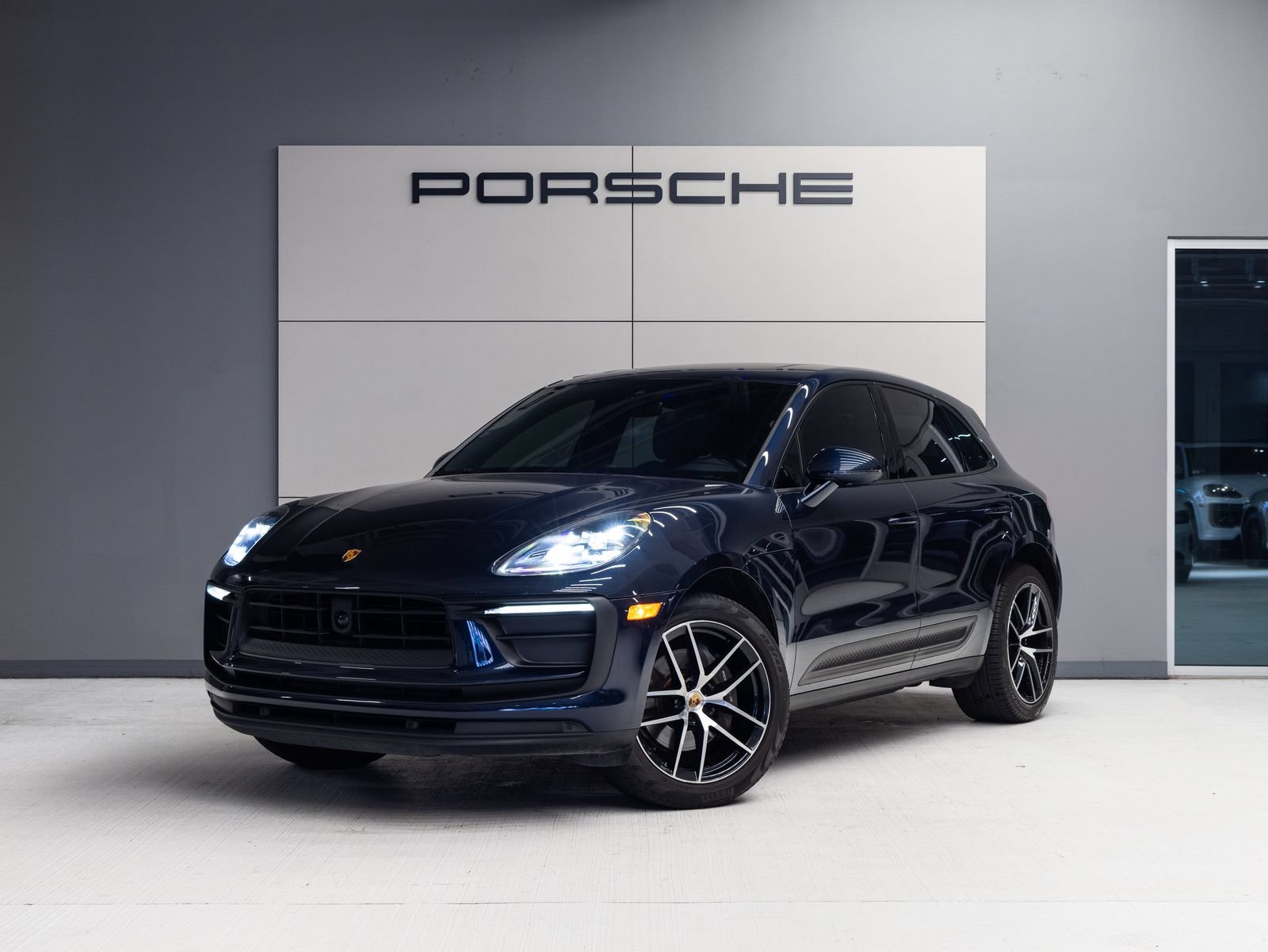Certified 2023 Porsche Macan AWD/4WD image 1