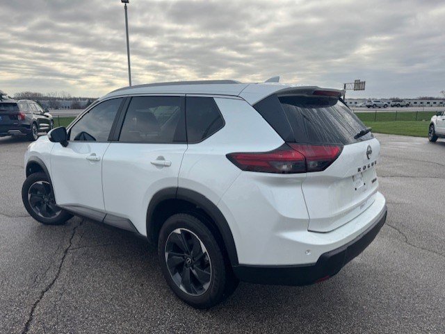 Used 2024 Nissan Rogue SV w/ SV Premium Package image 7