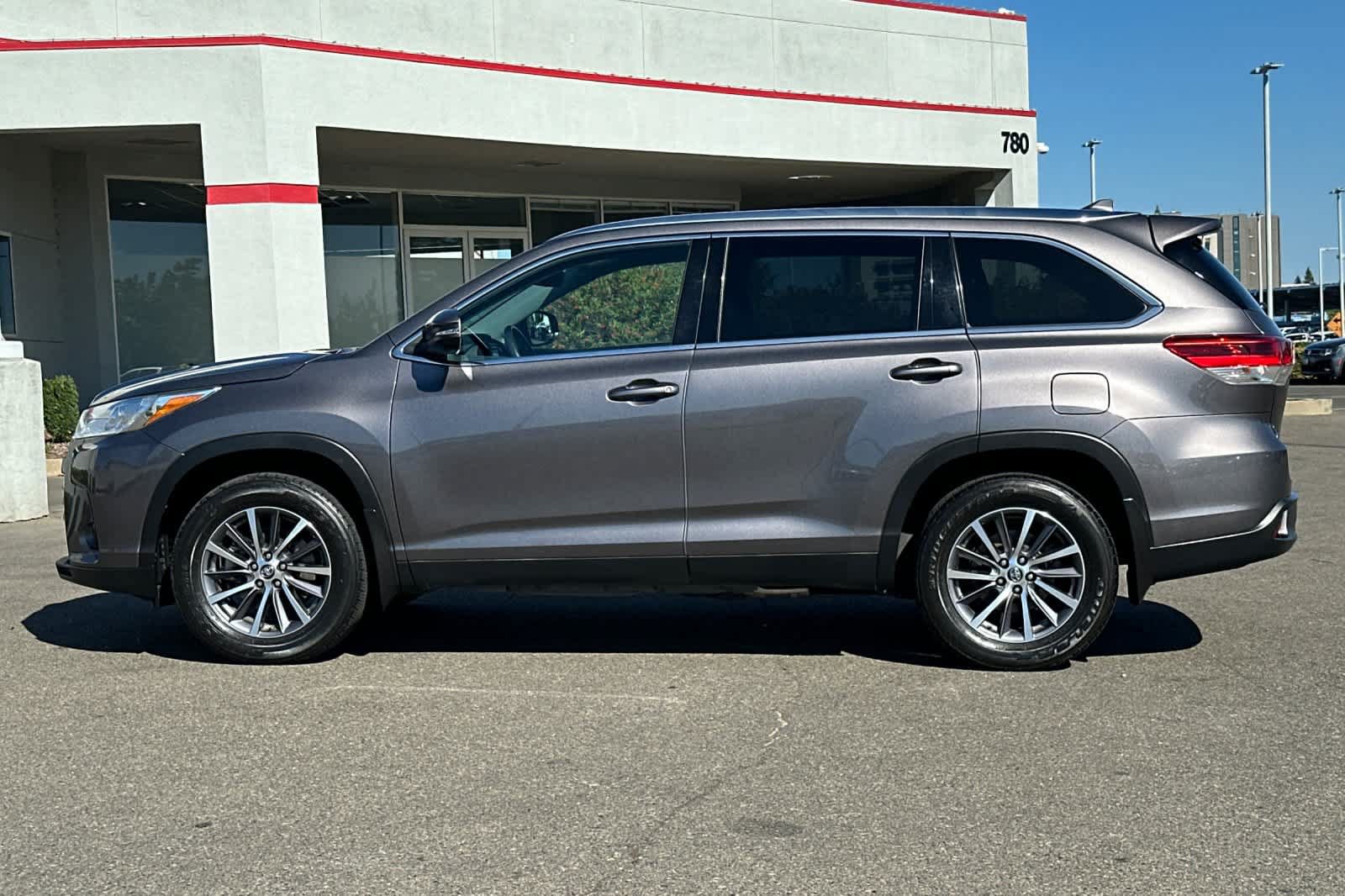 Used 2019 Toyota Highlander XLE AWD/4WD image 9