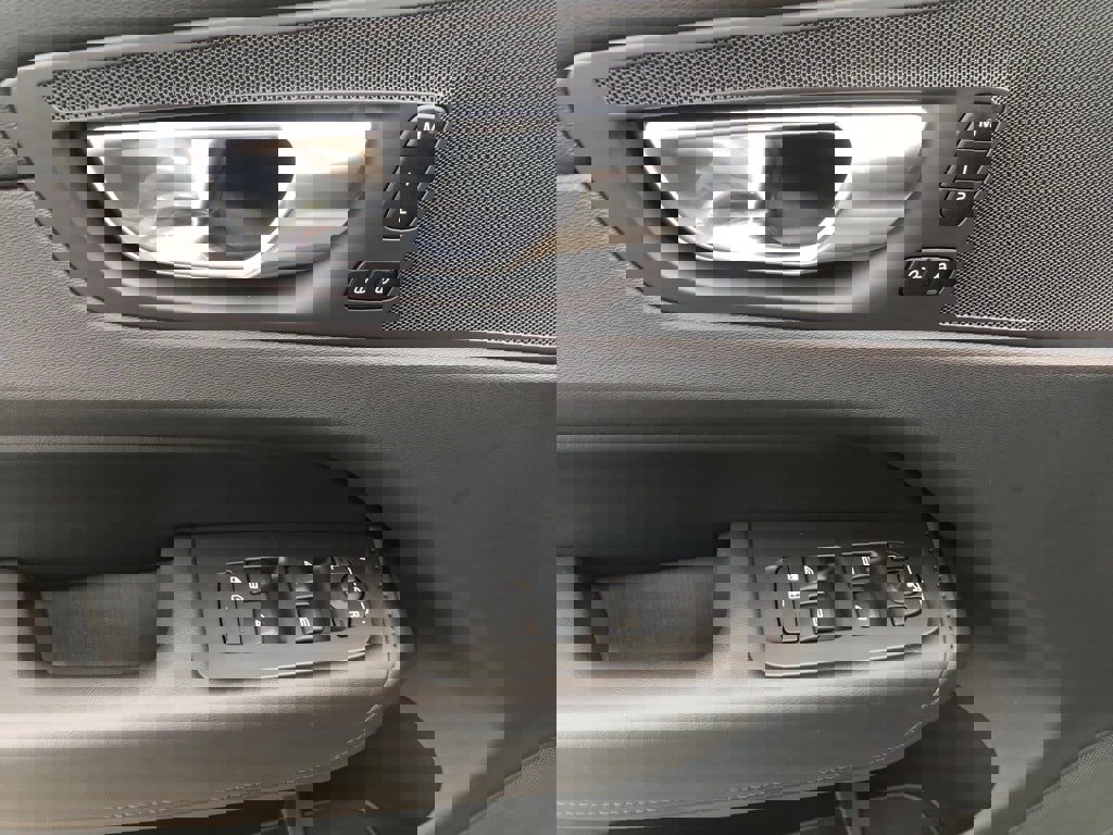 Used 2025 Volvo XC60 T8 Plus w/ Protection Package Premier image 12