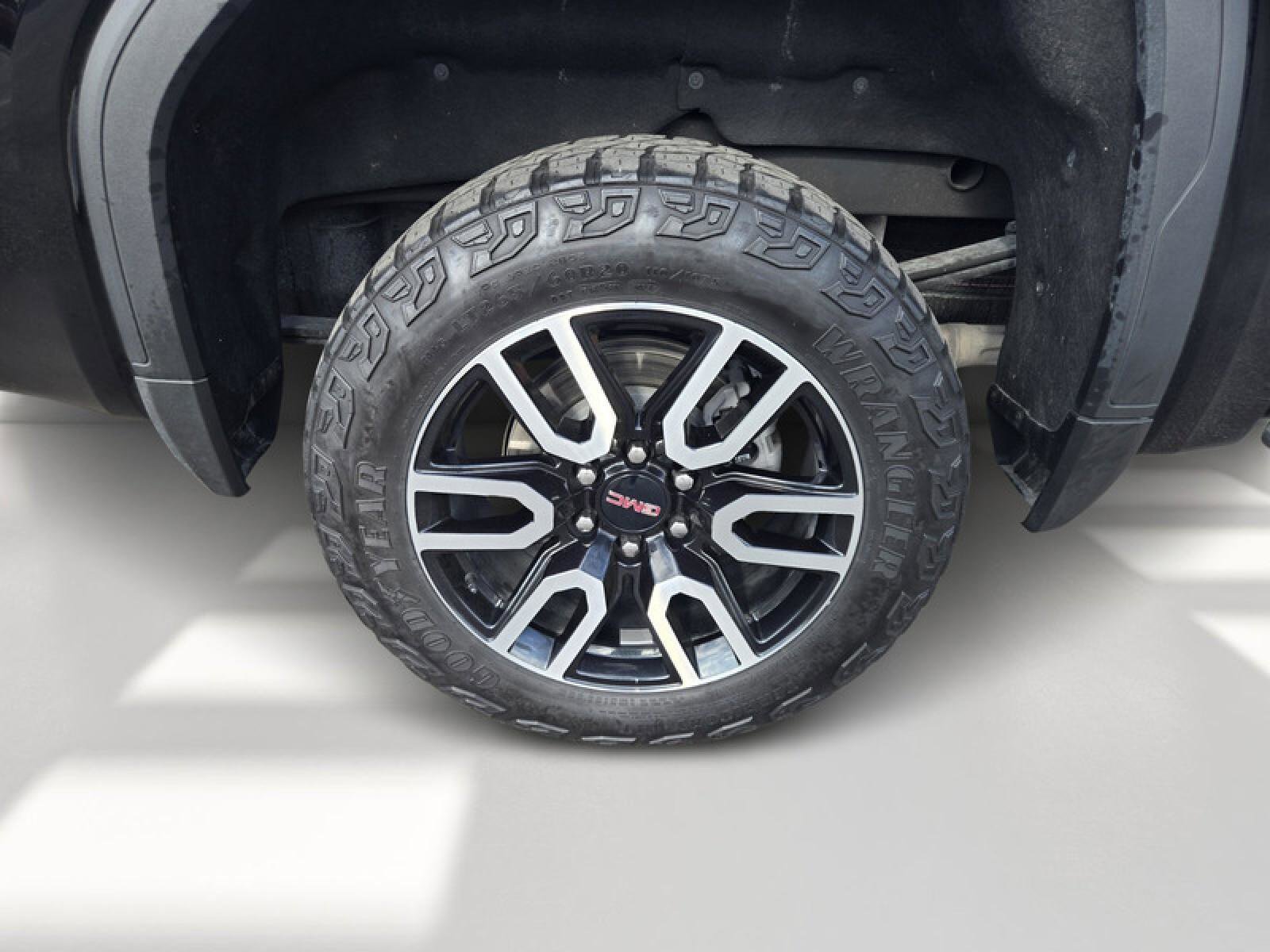 Used 2024 GMC Sierra 1500 AT4 w/ Technology Package AWD/4WD image 5