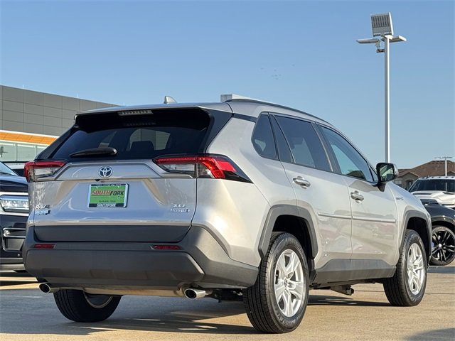 Used 2021 Toyota RAV4 XLE w/ Convenience Package image 4