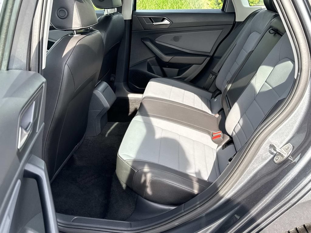 Used 2025 Volkswagen Jetta SE FWD image 23