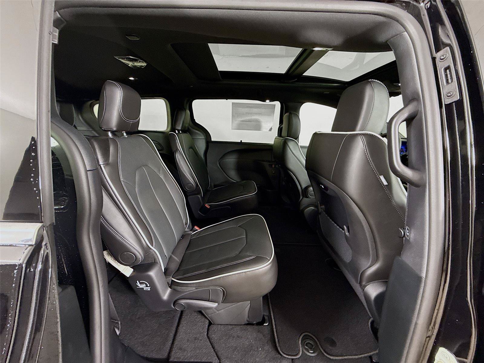 New 2027 Chrysler Pacifica Limited w/ Family Tech Group FWD image 29