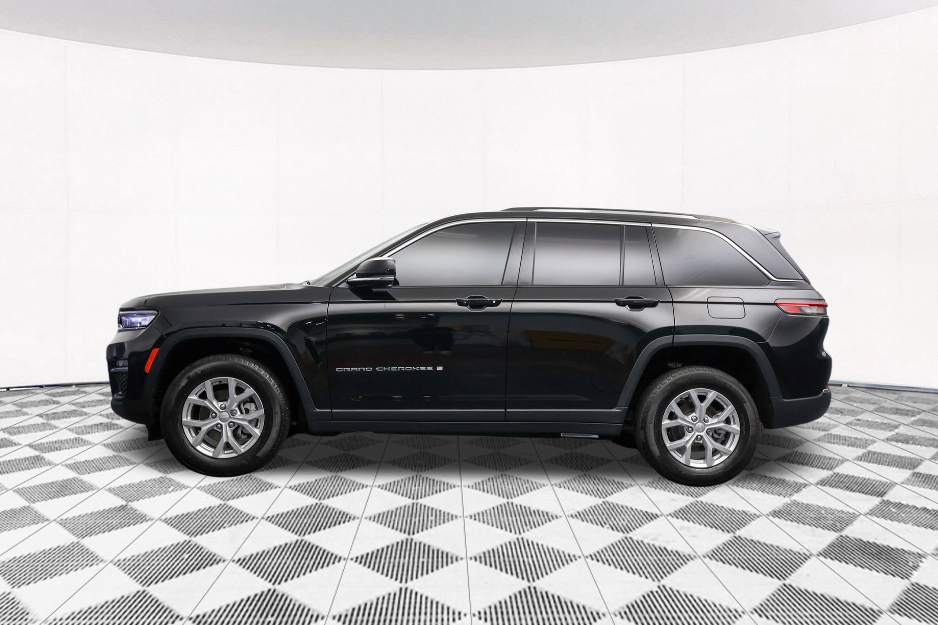 Used 2023 Jeep Grand Cherokee Limited AWD/4WD image 42