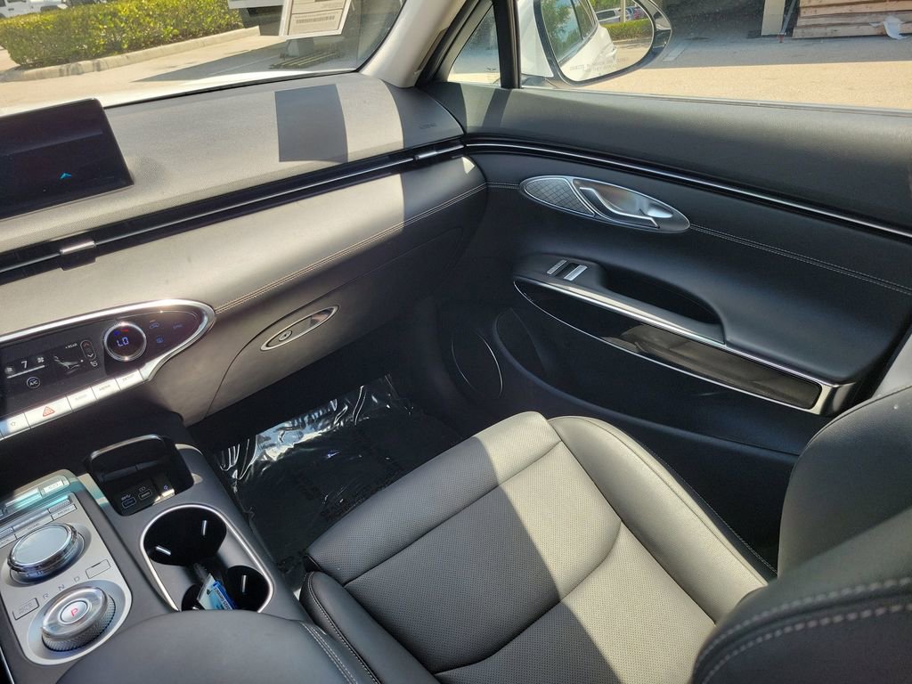 Certified 2025 Genesis GV70 2.5T AWD/4WD image 17