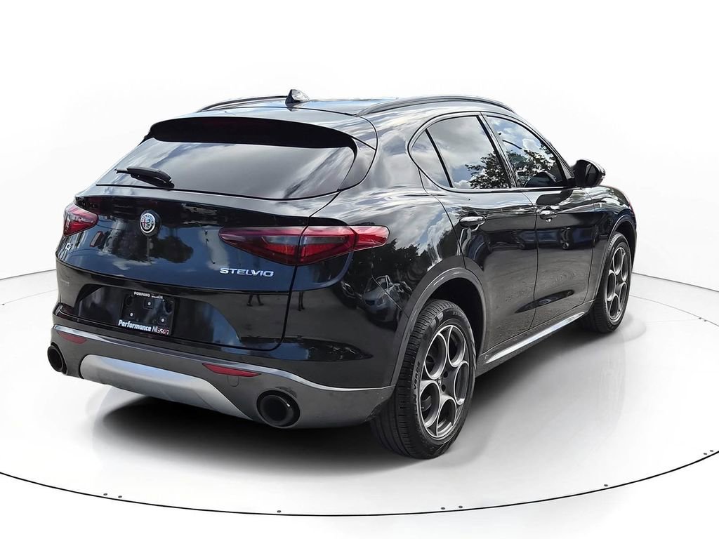 Used 2022 Alfa Romeo Stelvio Ti image 5