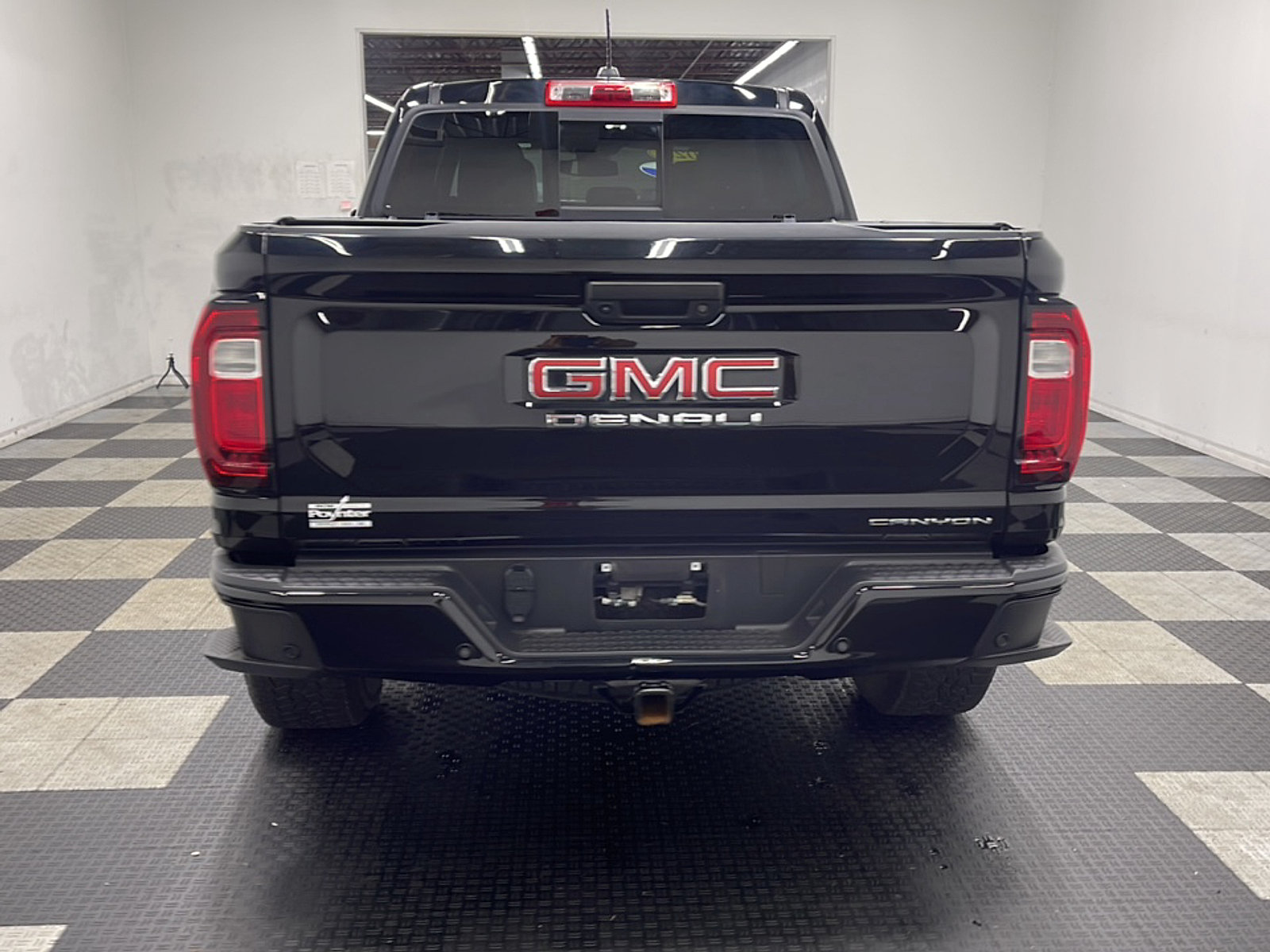 Used 2023 GMC Canyon Denali w/ Denali Black Edition AWD/4WD image 8