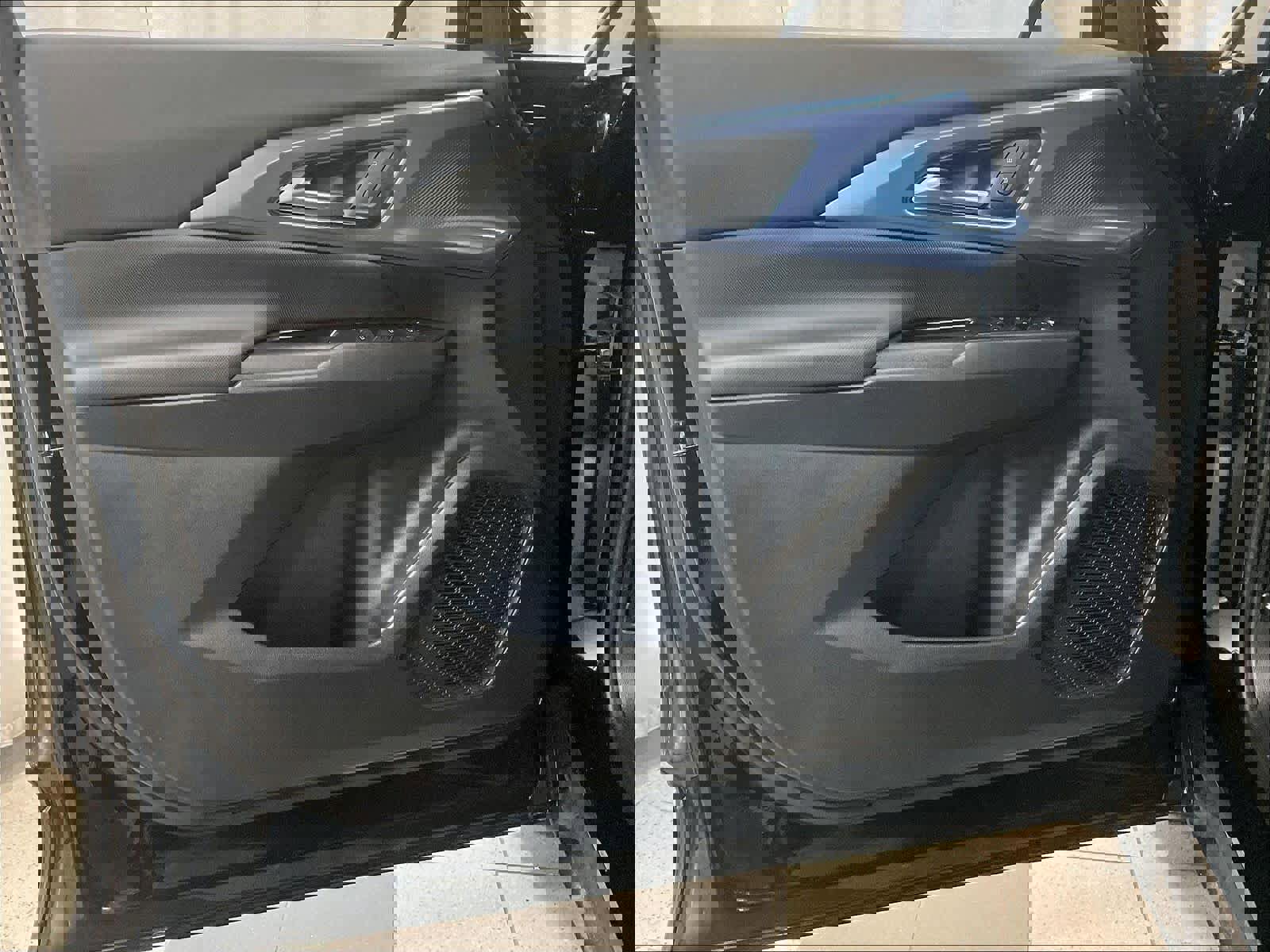 Used 2025 Chevrolet Equinox EV LT w/ Convenience Package image 9