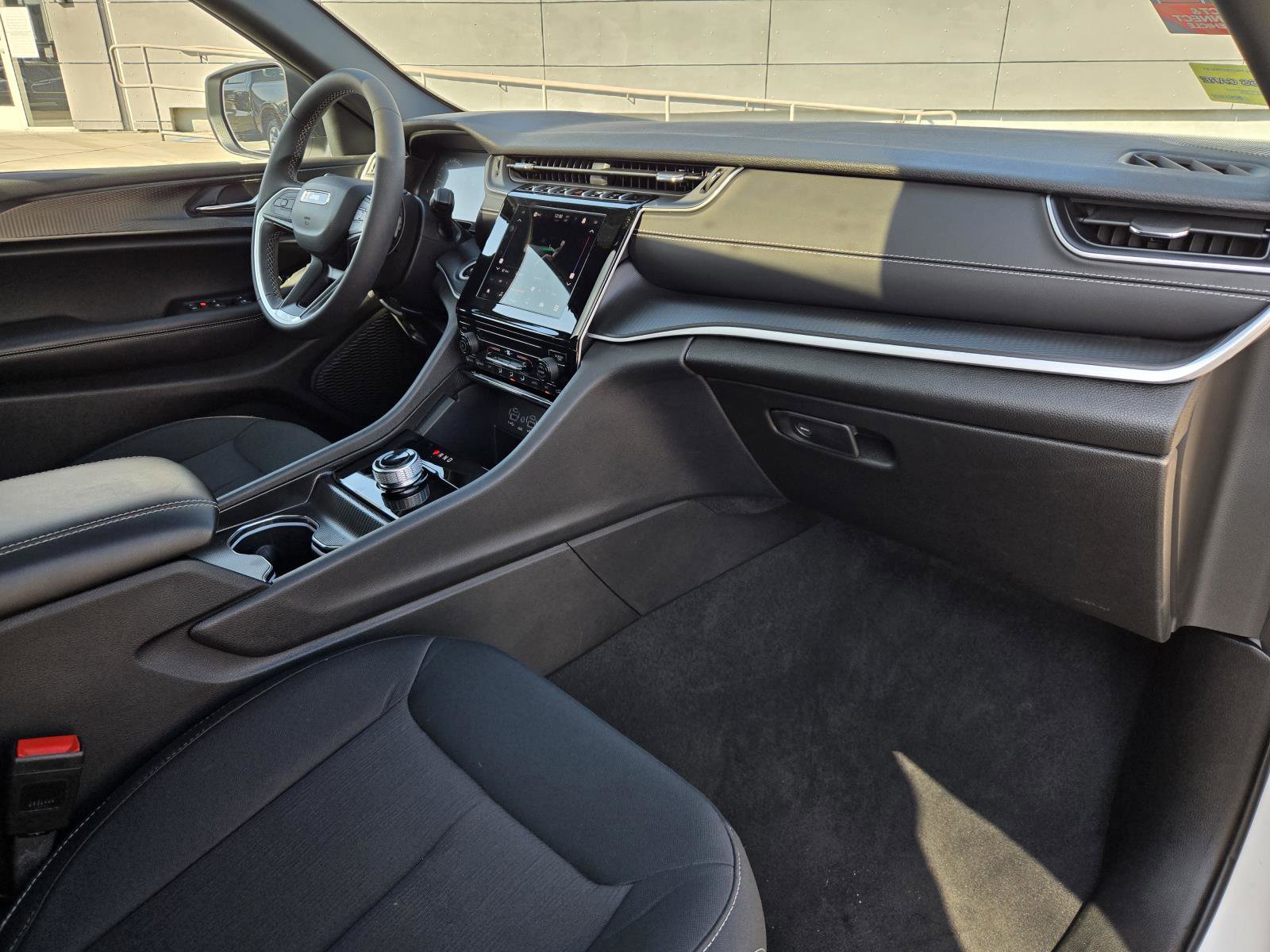 Used 2025 Jeep Grand Cherokee Laredo X image 30