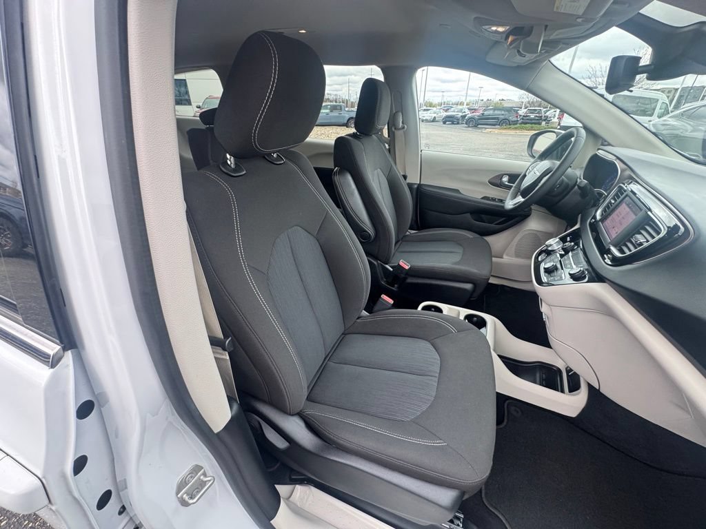 Used 2023 Chrysler Voyager LX FWD image 20