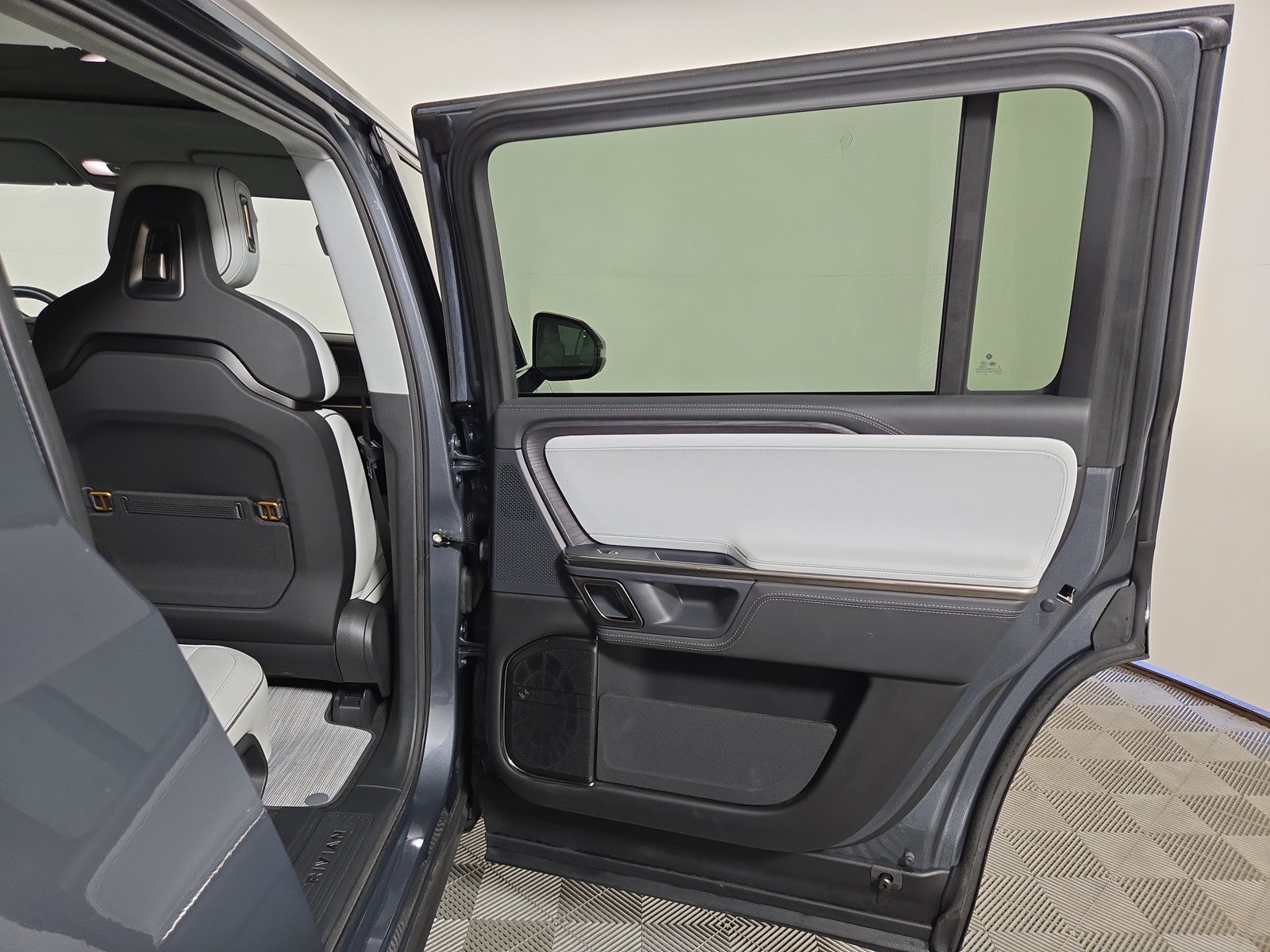 Used 2024 Rivian R1S Adventure AWD/4WD image 19