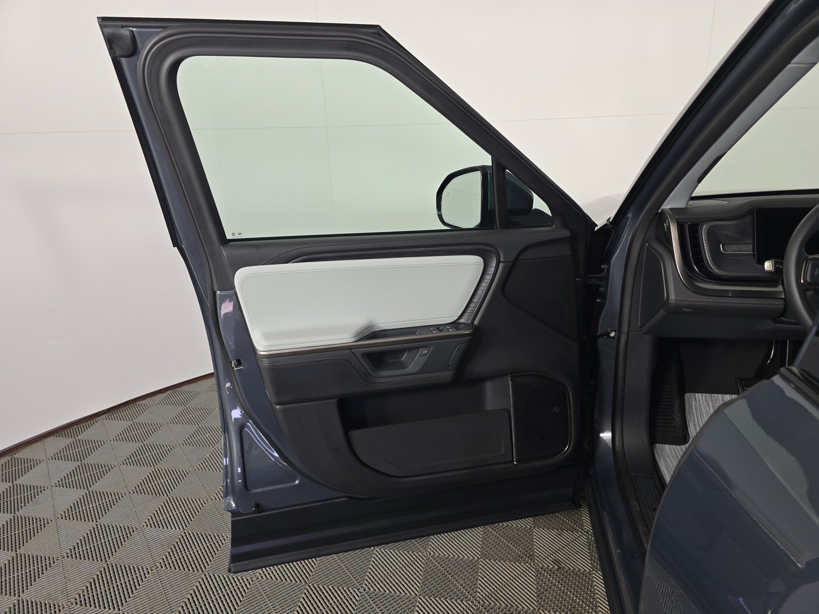 Used 2025 Rivian R1T Adventure AWD/4WD image 16