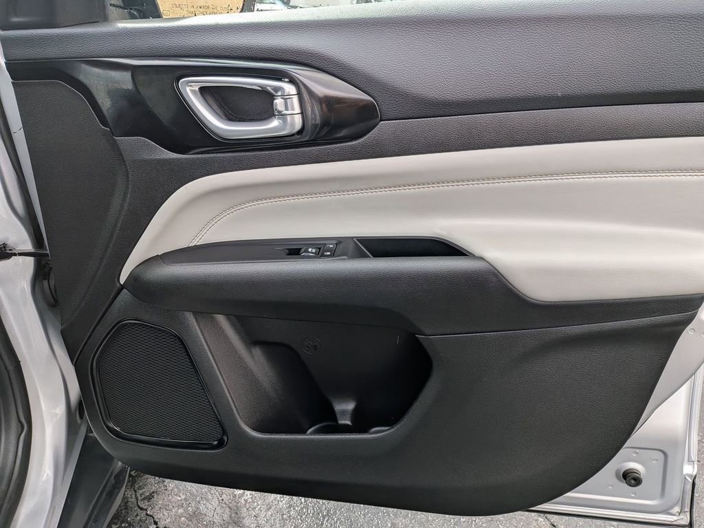 Used 2025 Jeep Compass Limited image 32