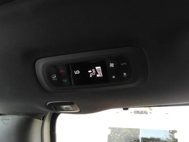 Used 2025 Chrysler Pacifica Limited FWD image 35