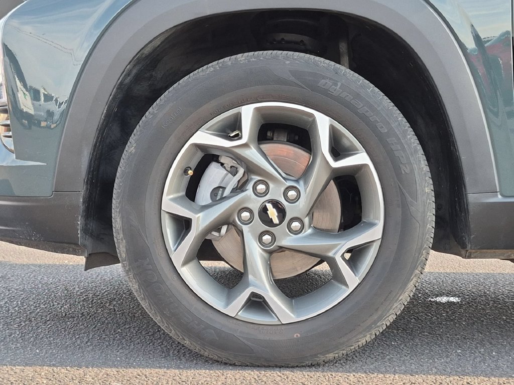 Certified 2025 Chevrolet Trax LT FWD image 30